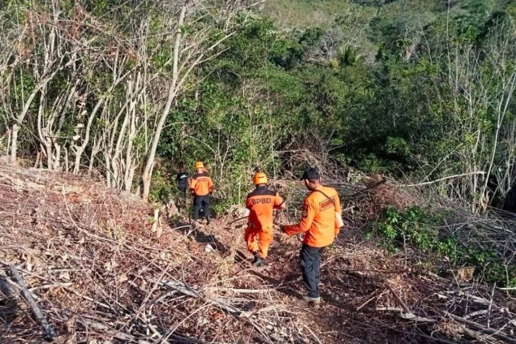 Helikopter Jatuh di Kalbar 6 Orang Hilang 2 Helikopter Jatuh di Kalbar 6 Orang Hilang