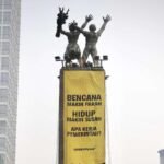 spanduk-greenpeace-indonesia-dibentangkan-di-monumen-bundaran-hi-jakarta_261020131036-822