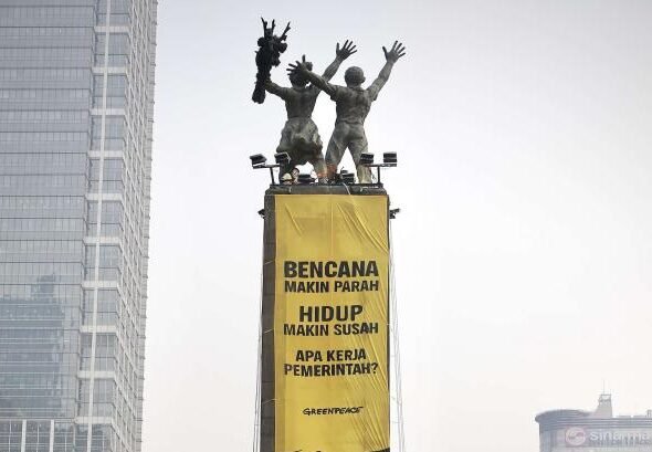spanduk-greenpeace-indonesia-dibentangkan-di-monumen-bundaran-hi-jakarta_261020131036-822