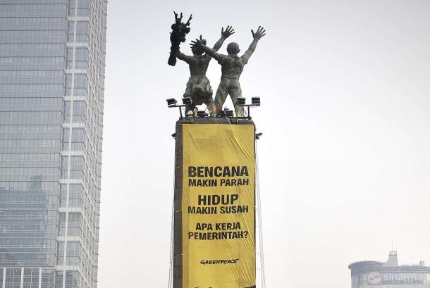 spanduk-greenpeace-indonesia-dibentangkan-di-monumen-bundaran-hi-jakarta_261020131036-822